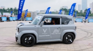 VinFast VF 3 gây sốt với màn 'đốt lốp' khét lẹt: Khi xe điện cũng có thể drift như xe đua
